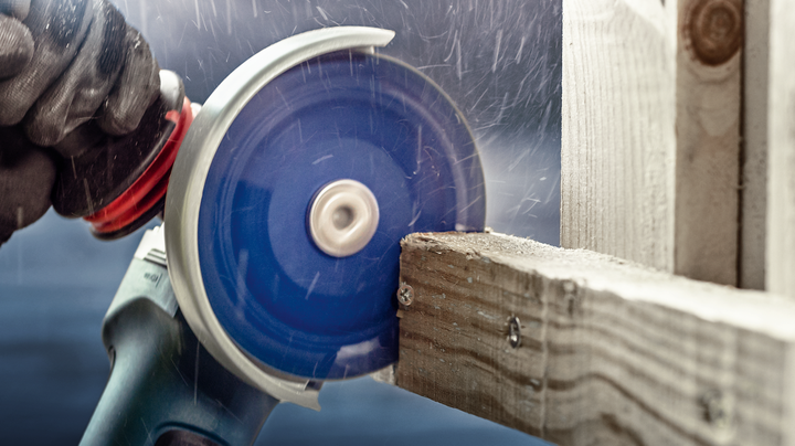 Object #200360638: 2793276_web_002 Gloved worker wearing safety equipment cuts a wooden beam with a circular saw.