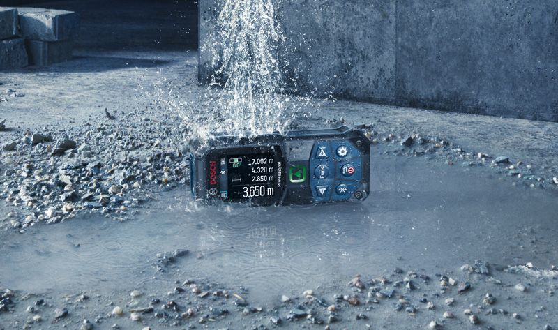 Laser measure device in water.