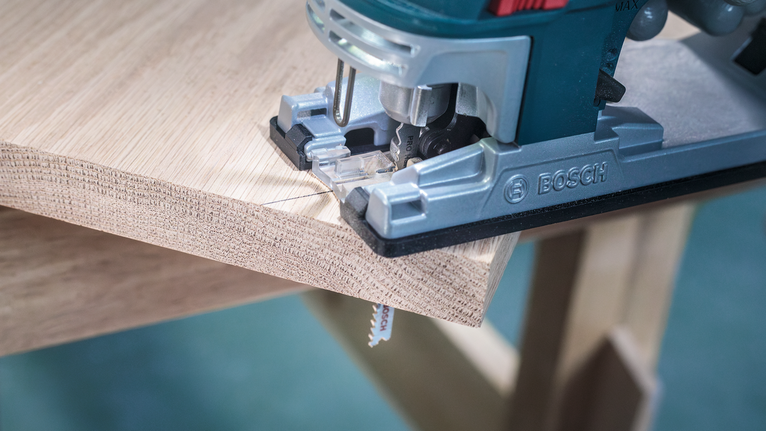 PRO Hardwood clean T101BF Jigsaw Blade, 100 mm, 5 pcs Jigsaw cutting a precise curve into a wooden board.