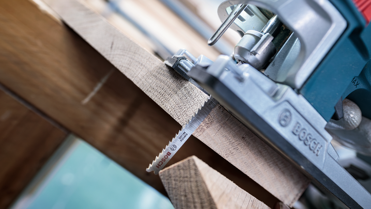 PRO Hardwood clean T101BF Jigsaw Blade, 100 mm, 5 pcs Jigsaw cutting through a wooden board in a precise straight line.