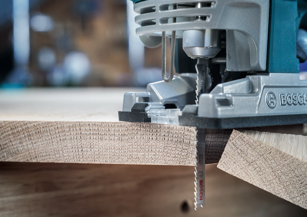 PRO Hardwood clean T101BF Jigsaw Blade, 100 mm, 5 pcs Jigsaw cutting a precise curved line through a wooden board.