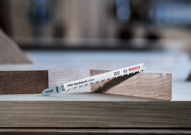 PRO Hardwood clean T101BF Jigsaw Blade, 100 mm, 5 pcs Saw blade for hardwood cutting placed between two pieces of wood.
