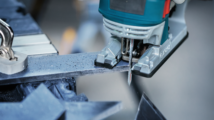 Object #200559116: 7478951_app_web_6 Jigsaw cutting through a metal sheet in a workshop.