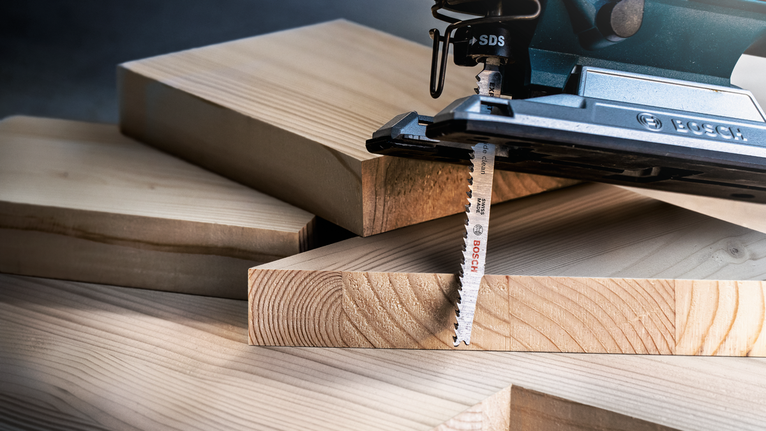 EXPERT ‘Wood 2-side clean’ T 308 B Jigsaw Blade 5-pc A jigsaw cutting through a thick wooden board.